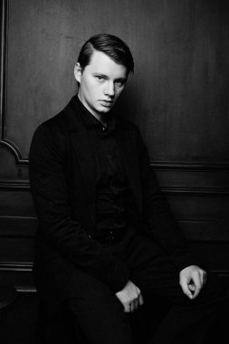 yakışıklı genç adam poz stüdyo çekim 