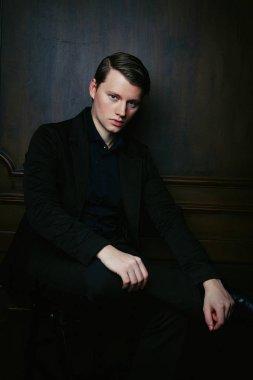 yakışıklı genç adam poz stüdyo çekim 