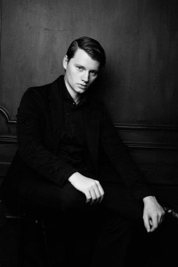 yakışıklı genç adam poz stüdyo çekim 