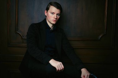 yakışıklı genç adam poz stüdyo çekim 