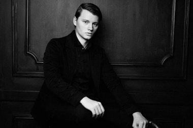 yakışıklı genç adam poz stüdyo çekim 