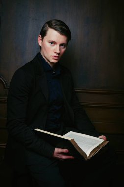 yakışıklı genç adam antik kitap stüdyo çekim 
