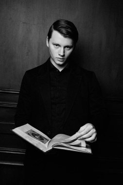 yakışıklı genç adam antik kitap stüdyo çekim 