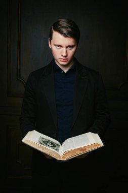 yakışıklı genç adam antik kitap stüdyo çekim 
