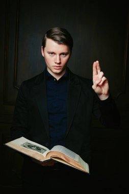 yakışıklı genç adam antik kitap stüdyo çekim 