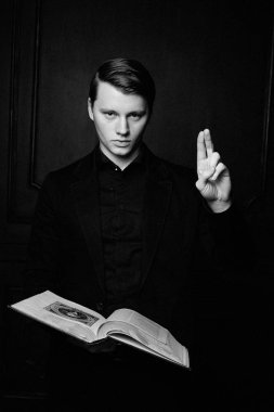 yakışıklı genç adam antik kitap stüdyo çekim 