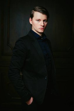 yakışıklı genç adam poz stüdyo çekim 