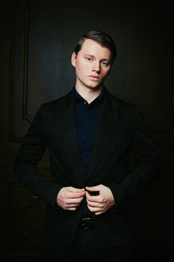 yakışıklı genç adam poz stüdyo çekim 