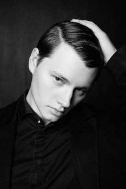 yakışıklı genç adam poz stüdyo çekim 