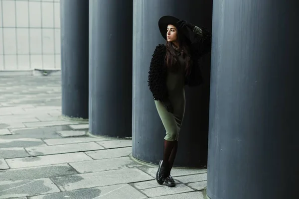 Hermosa Joven Morena Mujer Sombrero Moda Posando — Foto de Stock