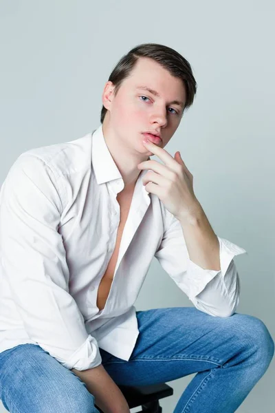 ハンサムな若い男のポーズのスタジオ撮影 — ストック写真