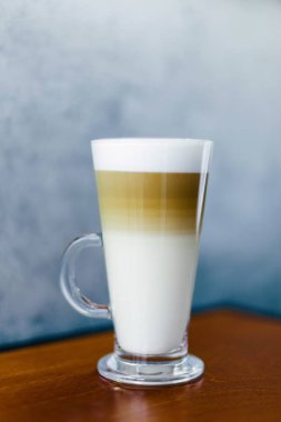 Bardak Latte Kahve yakın çekim görünümünü ahşap tablo 