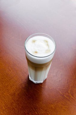 Bardak Latte Kahve yakın çekim görünümünü ahşap tablo 