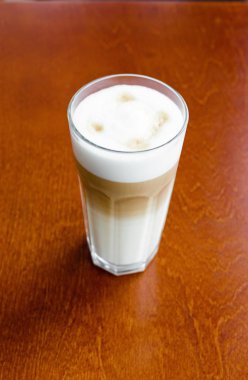 Bardak Latte Kahve yakın çekim görünümünü ahşap tablo 