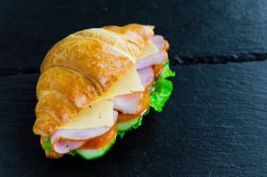 Peynir ve jambon ile lezzetli kruvasan sandviç görünümünü yakın çekim