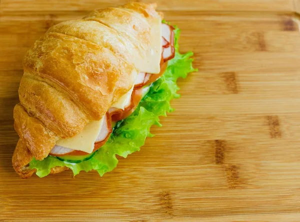 Nahsicht Auf Leckeres Croissant Sandwich Mit Käse Und Schinken — Stockfoto
