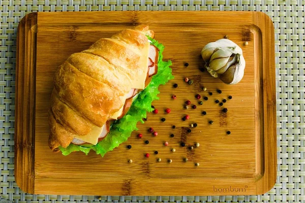 Vista Perto Saboroso Sanduíche Croissant Com Queijo Presunto Alho Pimenta — Fotografia de Stock