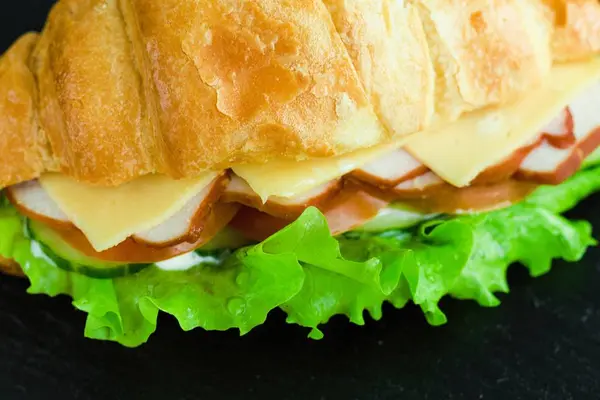 Nahsicht Auf Leckeres Croissant Sandwich Mit Käse Und Schinken — Stockfoto