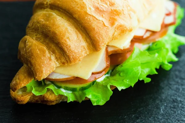 Nahsicht Auf Leckeres Croissant Sandwich Mit Käse Und Schinken — Stockfoto