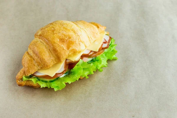 Nahsicht Auf Leckeres Croissant Sandwich Mit Käse Und Schinken — Stockfoto