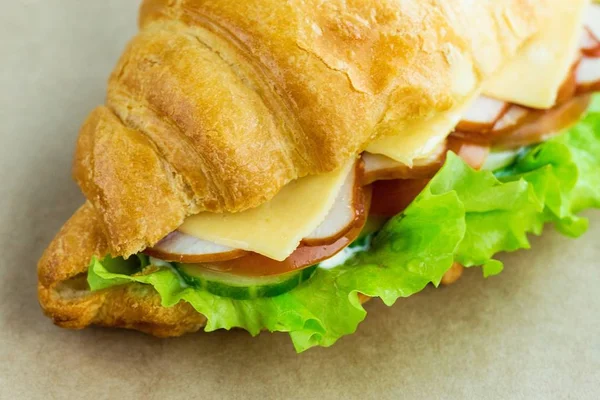 Nahsicht Auf Leckeres Croissant Sandwich Mit Käse Und Schinken — Stockfoto