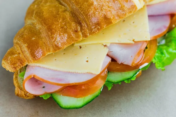 Nahsicht Auf Leckeres Croissant Sandwich Mit Käse Und Schinken — Stockfoto