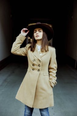 Çekici genç kadın moda şapkalı kameraya bakarken poz 