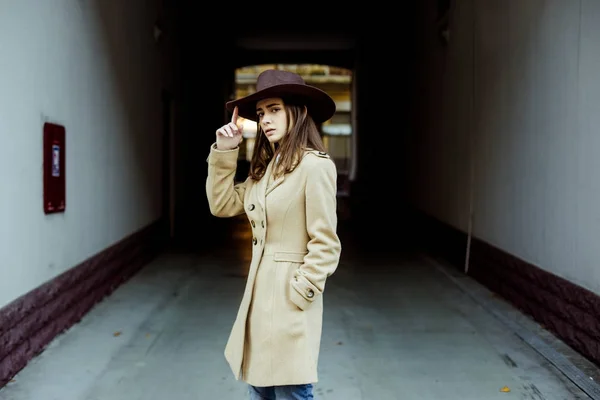 Attractive Young Woman Fashionable Hat Posing While Looking Camera — Stock Photo, Image