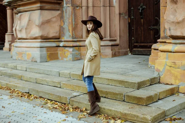 Attraktiv Ung Kvinna Fashionabla Hatt Poserar Medan Tittar Kameran — Stockfoto