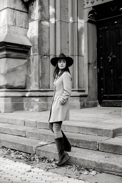 Attractive Young Woman Fashionable Hat Posing While Looking Camera — Stock Photo, Image