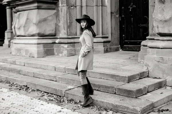 Привлекательная Молодая Женщина Модной Шляпе Позирует Глядя Камеру — стоковое фото