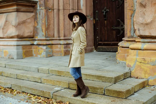 Attraente Giovane Donna Posa Cappello Alla Moda Mentre Guardando Fotocamera — Foto Stock