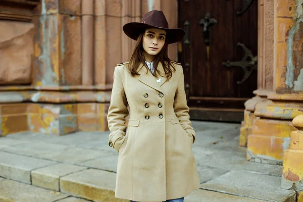 Attraente Giovane Donna Posa Cappello Alla Moda Mentre Guardando Fotocamera — Foto Stock