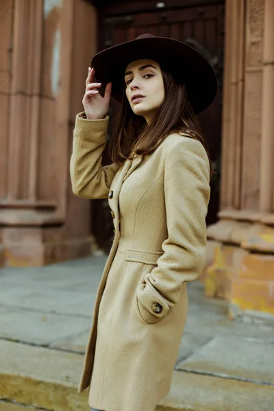 Attrayant Jeune Femme Chapeau Mode Posant Tout Regardant Caméra — Photo