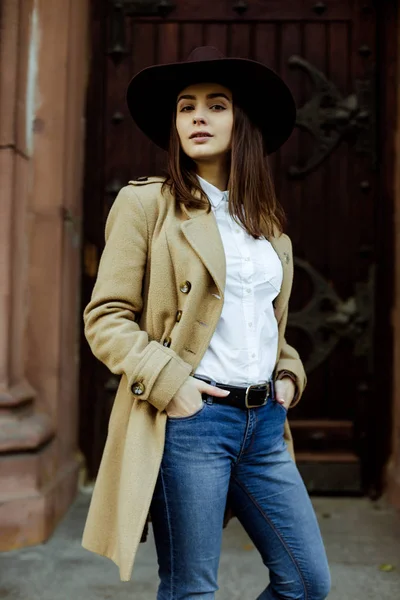 Attractive Young Woman Fashionable Hat Posing While Looking Camera — Stock Photo, Image