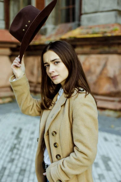 Attractive Young Woman Holding Fashionable Hat Posing Street — Stock Photo, Image