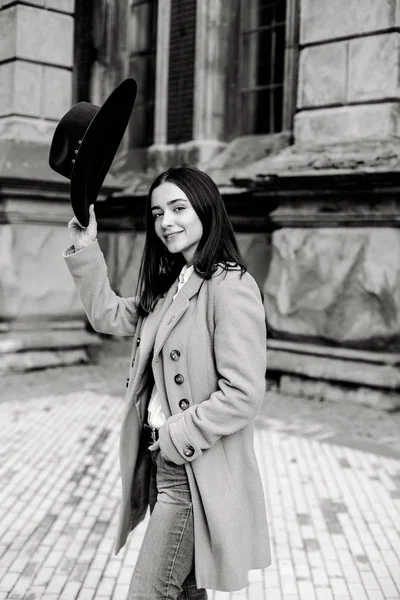 Atractiva Joven Mujer Sosteniendo Sombrero Moda Posando Calle —  Fotos de Stock