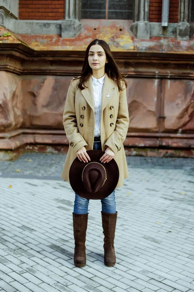 Attractive Young Woman Holding Fashionable Hat Posing Street — Stock Photo, Image