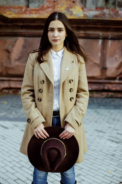 Atractiva Joven Mujer Sosteniendo Sombrero Moda Posando Calle — Foto de Stock