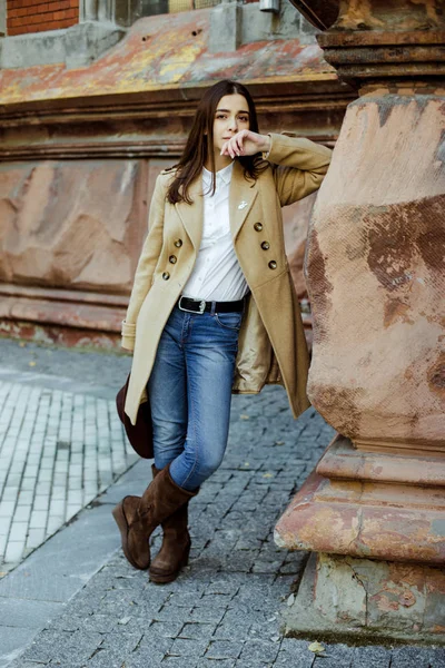 Attractive Young Woman Holding Fashionable Hat Posing Street — Stock Photo, Image