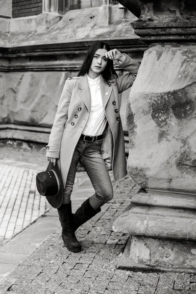 Atractiva Joven Mujer Sosteniendo Sombrero Moda Posando Calle — Foto de Stock