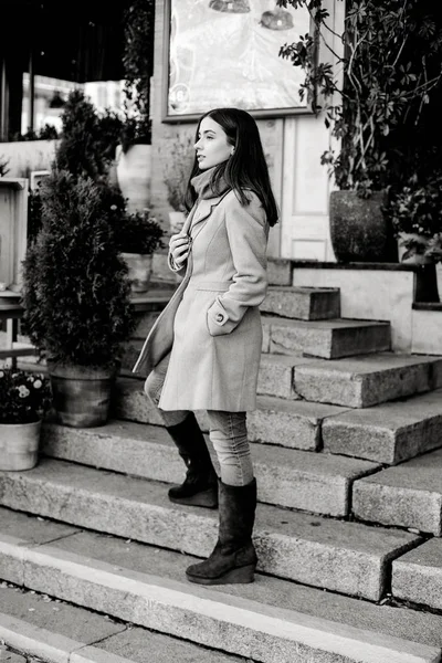 Jovem Mulher Atraente Casaco Elegante Posando Rua — Fotografia de Stock