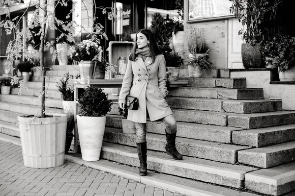 Jolie Jeune Femme Manteau Mode Posant Dans Rue — Photo