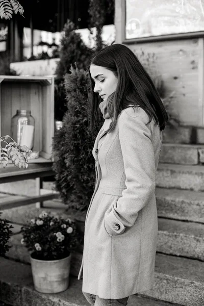 Приваблива Молода Жінка Модному Пальто Позує Вулиці — стокове фото