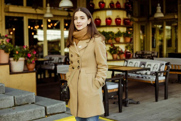 Приваблива Молода Жінка Модному Пальто Позує Вулиці — стокове фото