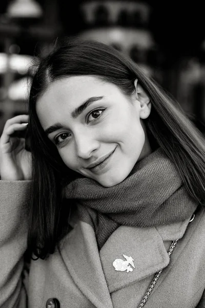 Attractive Young Woman Warm Scarf Looking Camera — Stock Photo, Image