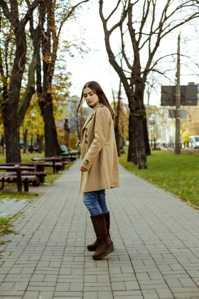 Attractive Young Woman Posing Autumnal Park — Stock Photo, Image