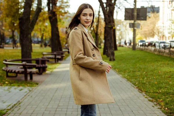 Привлекательная Молодая Женщина Позирует Осеннем Парке — стоковое фото