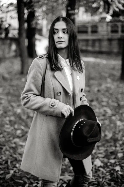 Atraktivní Mladá Žena Držící Módní Čepice Bílá Pózuje Podzimní Park — Stock fotografie