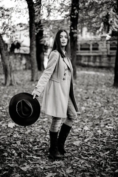 Şık Şapka Beyaz Sonbahar Parkta Poz Tutan Çekici Genç Kadın — Stok fotoğraf